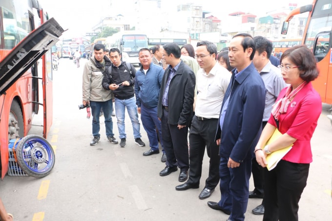 Thứ trưởng Bộ GTVT Lê Đình Thọ, Phó Chủ tịch Chuyên trách Ủy ban ATGT Quốc gia Khuất Việt Hùng trong một buổi kiểm tra công tác bảo đảm ATGT và phòng chống cháy nổ tại Bến xe Nước Ngầm (TP.Hà Nội)