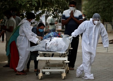 Thi thể một bệnh nhân Covid-19 được đưa đi hoả táng. Ảnh: Reuters