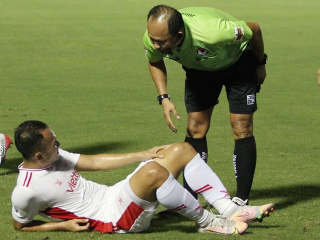Nguyễn Trọng Hoàng bị dính chấn thương sau trận Viettel FC làm khách trước câu lạc bộ TP. HCM trên sân Thống Nhất diễn ra vào tối 27/4. Ảnh: internet
