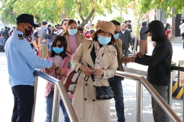 Du khách đến địa bàn tỉnh Bình Định vào dịp 30/4-1/5 phải khai báo y tế, đeo khẩu trang. Ảnh: TL