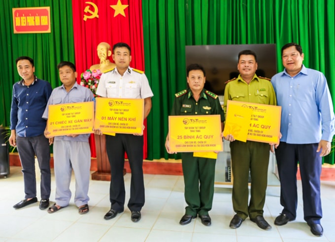 Lãnh đạo tỉnh Cà Mau và lãnh đạo Tập đoàn T&T Group tặng quà cho cán bộ chiến sỹ các lực lượng đang làm nhiệm vụ trên đảo Hòn Khoai.