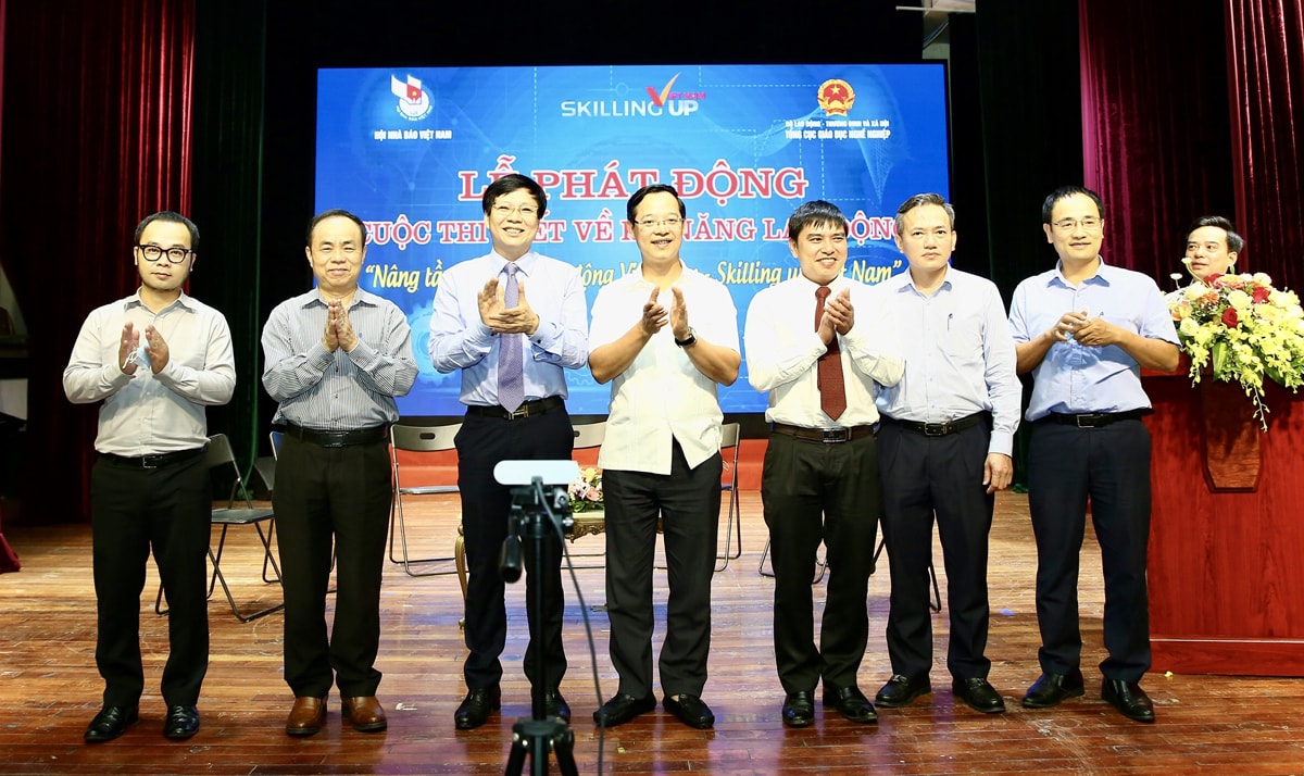Ra mắt các thành viên Ban tổ chức cuộc thi viết về kỹ năng lao động Việt Nam. Ảnh: Sơn Hải