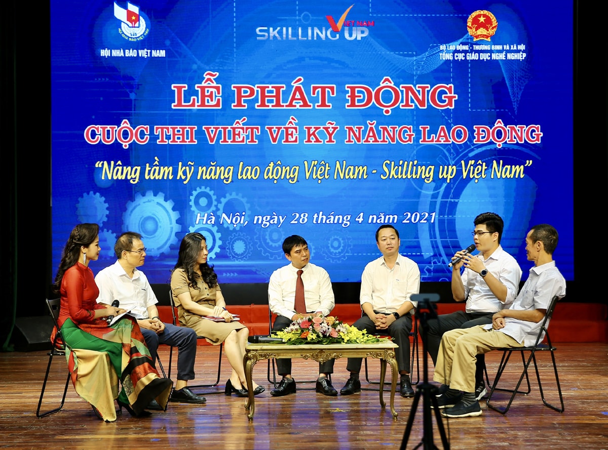 Tại lễ phát động, buổi tọa đàm về nâng tầm kỹ năng lao động đã được diễn ra, các đại biểu tập trung trao đổi kinh nghiệm kiến thức của mình về nâng cao kỹ năng lao động. Ảnh: Sơn Hải