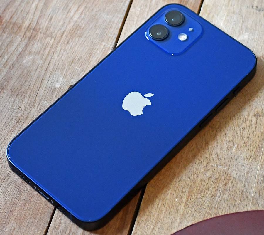 Chính sách mới cũng được áp dụng cho iPhone 12 đã mua gói gia hạn bảo hành AppleCare. Ảnh: TL