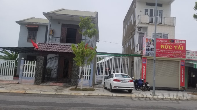 Khu vực nhà ông Phạm Tứ và vệt đất 60m2 (nơi ô tô đang đậu) trong việc thương lượng từ cấp đất, xây nhà tình nghĩa cho bà Yên. (ảnh Hữu Tin)
