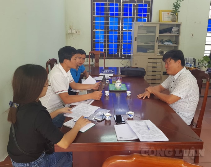 Phóng viên làm việc với ông Phạm Tứ. (ảnh Hữu Tin)