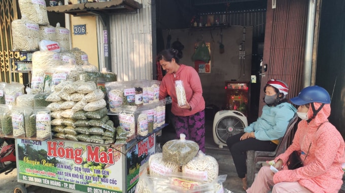 Thừa Thiên Huế là một trong những địa phương nổi tiếng với việc trồng cây sen và các sản phẩm được làm từ hạt sen.