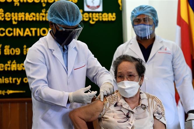 Tiêm vaccine ngừa COVID-19 cho người dân tại Phnom Penh, Campuchia. Ảnh: AFP