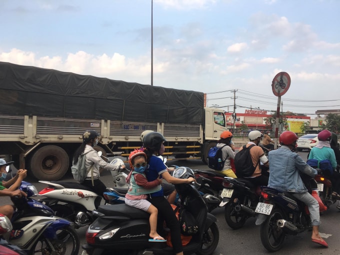 Trời càng về tối, các phương tiện cá nhân càng đông dần