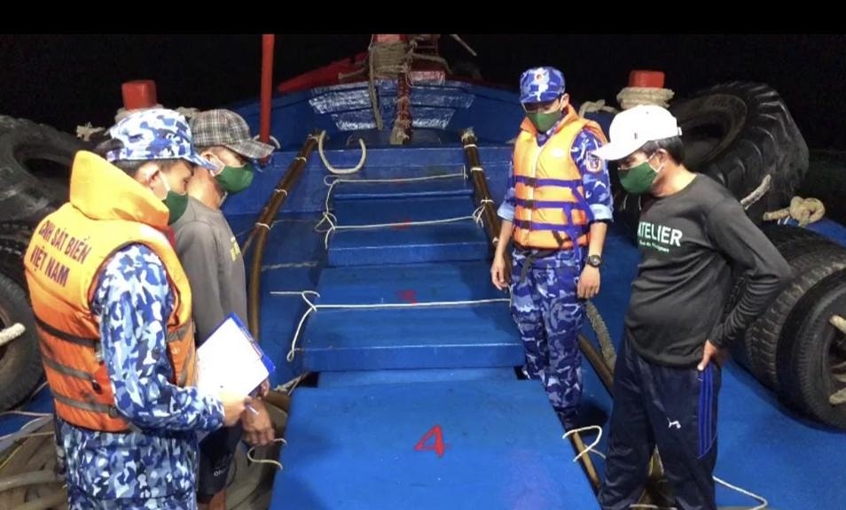 Lực lượng chức năng bắt giữ tàu cá chở dầu không có giấy tờ. Ảnh: kinhtedothi.vn