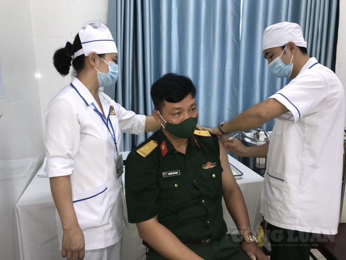 Tiêm vắc xin Covid-19 cho cán bộ, chiến sĩ Bộ Chỉ huy Quân sự tỉnh Thừa Thiên Huế.
