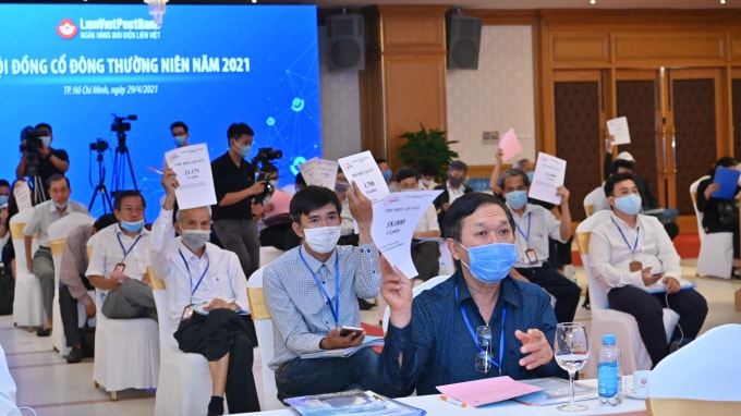 Cổ đông tham gia biểu quyết tại đại hội