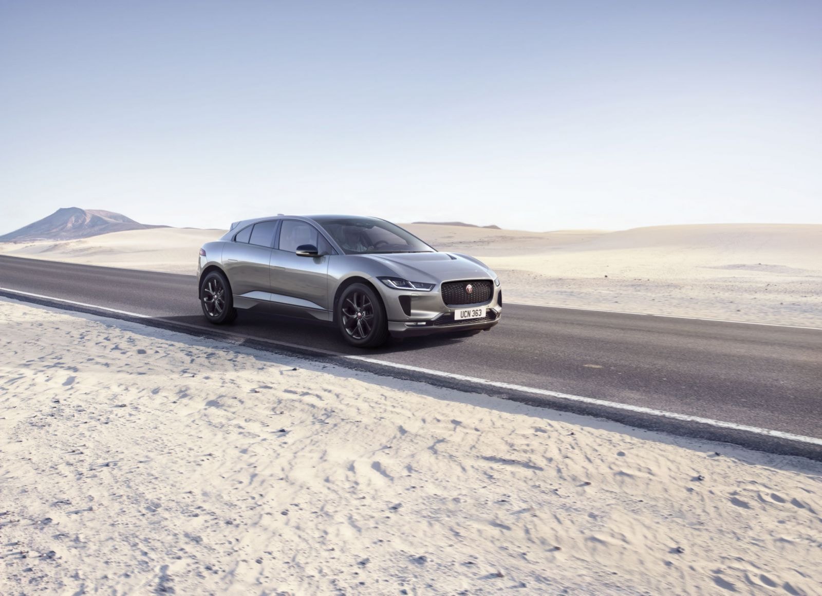 Jaguar I-Pace Black 2021 được xây dựng trên phiên bản HSE nhưng được bổ sung thêm một số tính năng vốn là trang bị tùy chọn trên các biến thể S, SE và HSE. Ảnh: Jaguar