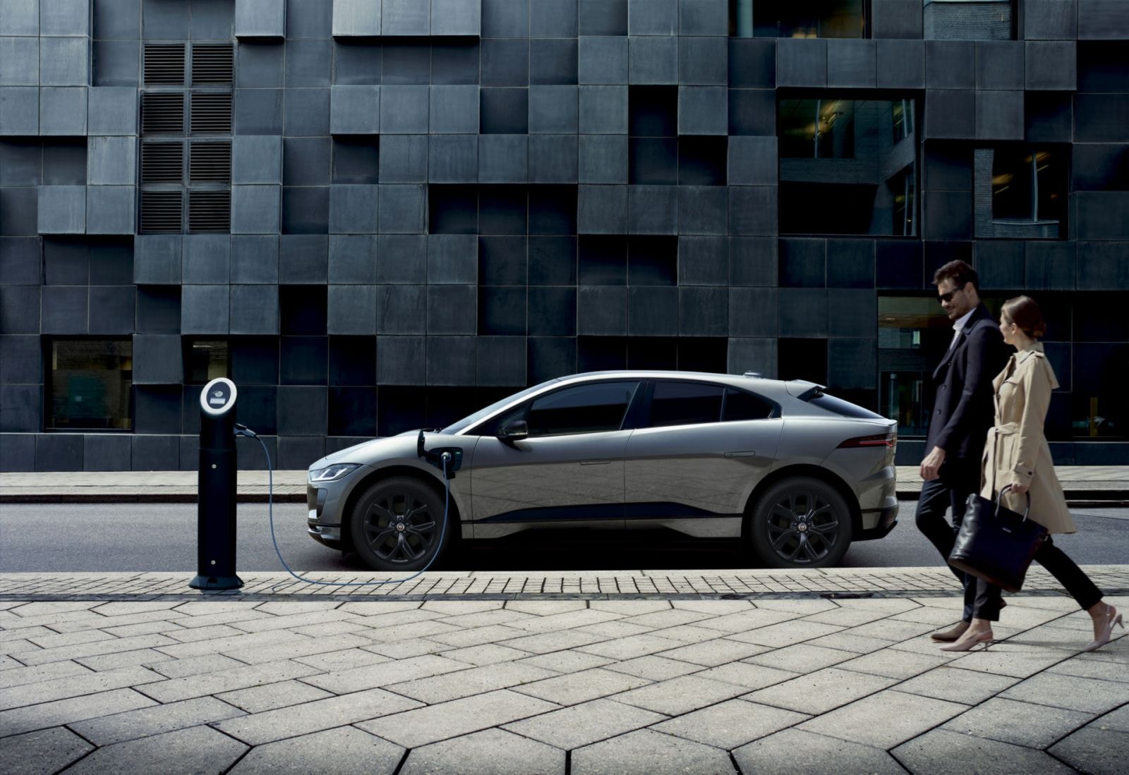 Với bộ sạc nhanh, chỉ trong 15 phút sạc xe có thể di chuyển thêm 127km. Ảnh: Jaguar