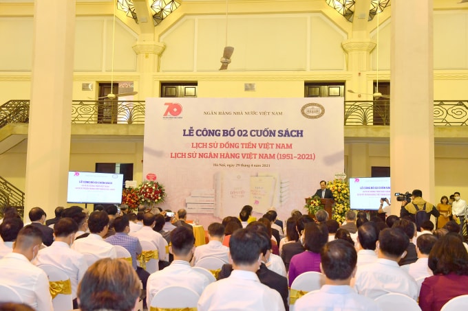 Ngân hàng Nhà nước ra mắt sách “Lịch sử đồng tiền Việt Nam” nhân kỷ niệm 70 năm thành lập ngành.