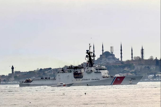 Tàu USCGC Hamilton (WMSL 753) thuộc lực lượng bảo vệ bờ biển Mỹ đi qua eo biển Bosphorus ở Istanbul, Thổ Nhĩ Kỳ, trên đường đến Biển Đen trong bối cảnh căng thẳng đang gia tăng giữa Nga và Ukraine - Ảnh: Reuters