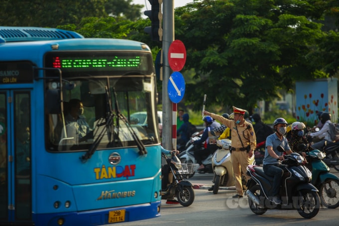 Lực lượng chức năng điều tiết giao thông ở ngã 4 trước bến xe Nước Ngầm.