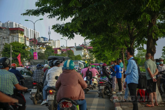 Càng về chiều tối lượng khách đổ về bến xe càng đông đúc. Các hướng đường đến cổng vào bến kín đặc phương tiện.
