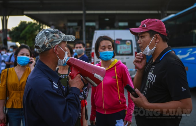Nhiều người đeo khẩu trang không đúng cách đã bị nhắc nhở.