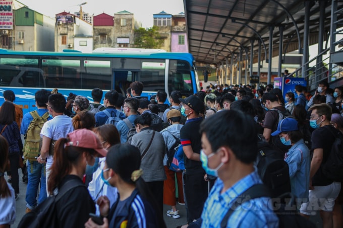 Người dân đứng kín các sảnh chờ xe khách xuất bến.