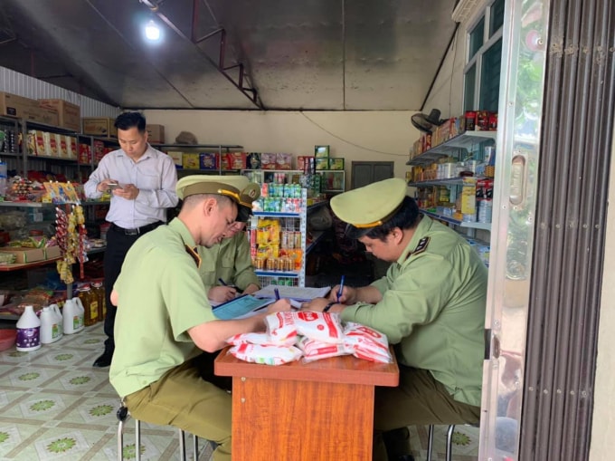 Cửa hàng bán Ajinomoto giả.