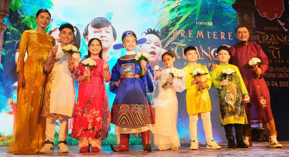 Các diễn nhí trong phim như Hữu Khang - vai Tí, Bảo Tiên - vai Sửu, Hoàng Long - vai Dần… cũng xuất hiện bên cạnh nhà sản xuất và đạo diễn.