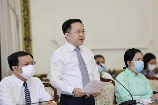Ông Từ Lương, Phó Giám đốc Sở TT&TT TP.HCM, công bố quyết định. Ảnh: HOÀNG GIANG