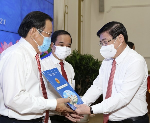 Chủ tịch UBND TP.HCM Nguyễn Thành Phong trao Quyết định thành lập cho Báo Pháp Luật TP.HCM. Ảnh: HOÀNG GIANG