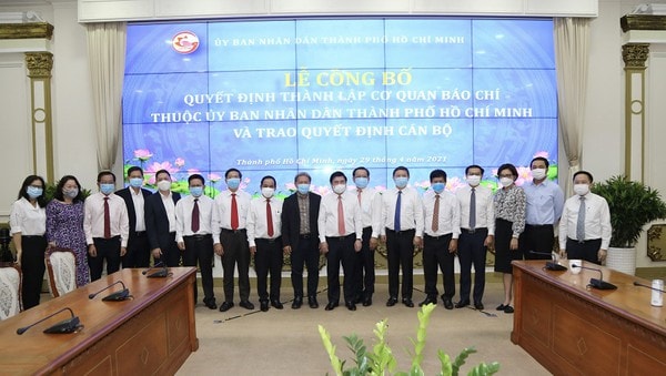 Lãnh đạo TP.HCM chụp ảnh lưu niệm với các cơ quan báo chí vừa được thành lập. Ảnh: HOÀNG GIANG