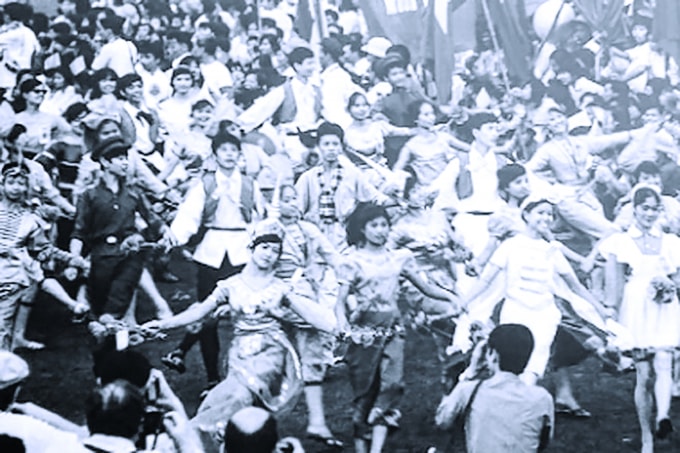 Ảnh tư liệu Hà Nội 1975 - Học sinh, sinh viên xuống đường chào mừng miền Nam giải phóng.