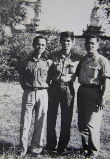 Nhà báo Nguyễn Khắc Xuể (giữa) tại đảo Nam Yết tháng 5/1975.