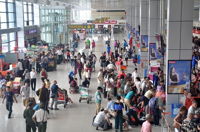 Lắp đặt bổ sung 4 máy soi chiếu an ninh và 4 cổng từ tại Cảng hàng không quốc tế Nội Bài để phục vụ nhu cầu di chuyển của hành khách, chống ùn ứ. Ảnh minh họa