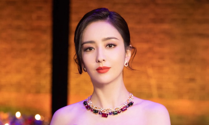 Á hậu Tân Cương 2002 có sự nghiệp vững chắc nhưng tình duyên nhiều nghi ngại.