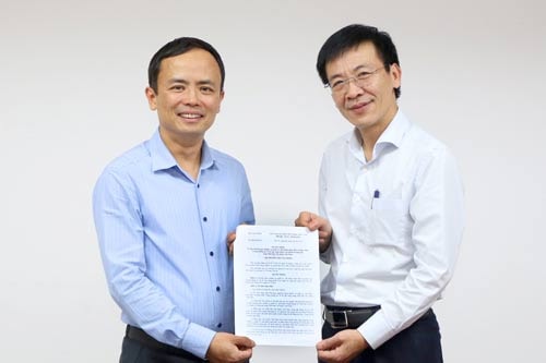 Ông La Văn Thịnh - Cục trưởng Cục Quản lý công sản (bên phải) và ông Phạm Thu Phong - Tổng biên tập Thời báo Tài chính Việt Nam tiếp nhận Quyết định số 686/QĐ-BTC của Bộ trưởng Bộ Tài chính. Ảnh: Đức Minh