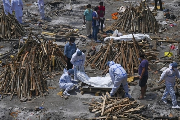 Hỏa táng thi thể bệnh nhân COVID-19 tại New Delhi, Ấn Độ ngày 27/4/2021. Ảnh: AFP