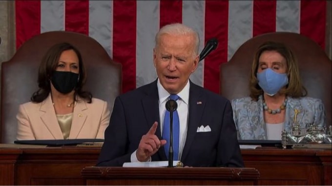 Tổng thống Joe Biden thảo luận về những tiến bộ trong cuộc chiến chống lại virus coronavirus trong 100 ngày đầu cầm quyền. Ảnh: Bloomberg.