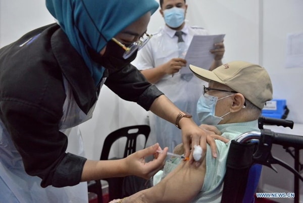 Tiêm vaccine ngừa COVID-19 tại Kuala Lumpur, Malaysia. Ảnh: news.cn