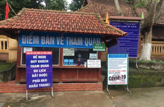 Nhân viên phòng vé ở suối cá thần Cẩm Lương (Cẩm Thủy) ngồi đợi khách trong sáng 30/4