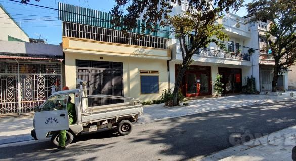 Lực lượng chức năng giám sát việc tự cách ly tại đường Trần Mai Ninh, phường Ngọc Trạo, TP Thanh Hoá đối với gia đình đang thuộc diện tự cách ly