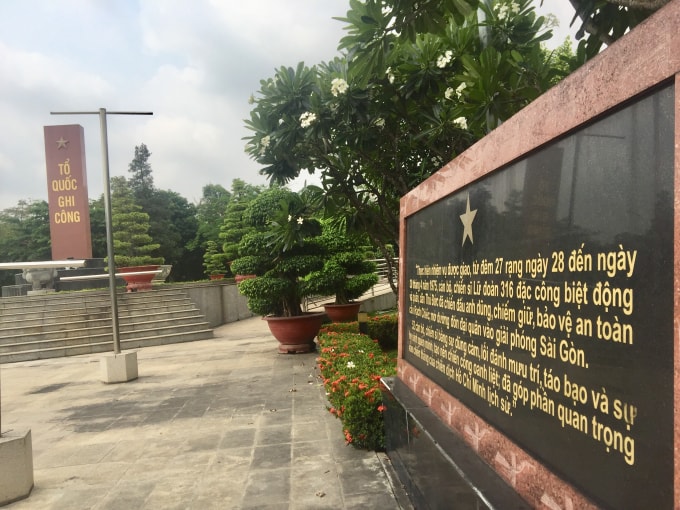 Trên hành trình tiến vào Sài Gòn ác liệt nhất là cầu Rạch Chiếc. Để giữ được cầu, tạo điều kiện cho Quân đoàn 2 tiến vào Sài Gòn, lực lượng biệt động và đặc công của ta hy sinh hơn 100 người - Ảnh: Bia tưởng niệm dưới chân cầu Rạch Chiếc.