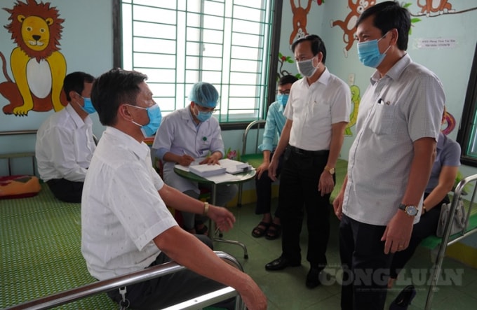 Ông Hoàng Nam- PCT UBND tỉnh Quảng Trị kiểm tra các cơ sở y tế trước khi chích ngừa vaccine.