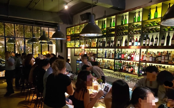 TP. HCM đã quyết định tạm dừng karaoke, quán bar, vũ trường... từ 18h ngày 30/4. Ảnh: Gia Tiến