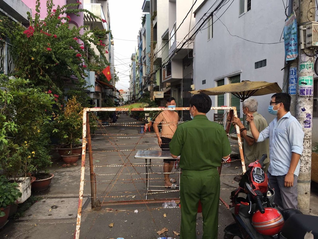 Liên quan đến trường hợp ca mắc số 2.910, lực lượng chức năng tiếp tục phong tỏa thêm một con hẻm tại đường Phan Đăng Giảng (KP2, phường Bình Hưng Hòa, quận Bình Tân, TP. HCM). Ảnh: TL