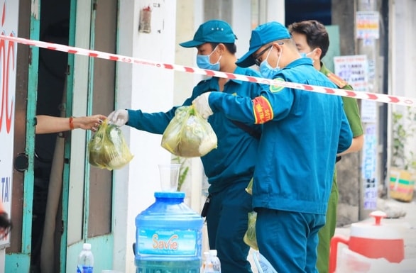 TP. HCM thực hiện phong tỏa phòng trọ có 3 người liên quan ca dương tính Covid-19 mới. Ảnh: TL