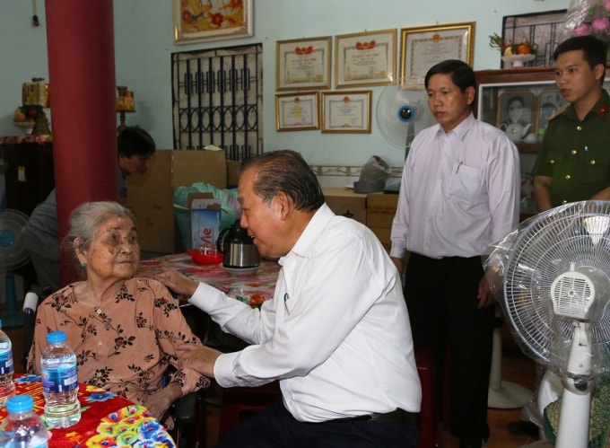 Tại ấp Chánh, xã Long Hiệp, huyện Bến Lức, Phó Thủ tướng Trương Hòa Bình cùng Đoàn đã thăm, tặng quà Mẹ Việt Nam Anh hùng Huỳnh Thị Hạt, sinh năm 1930.