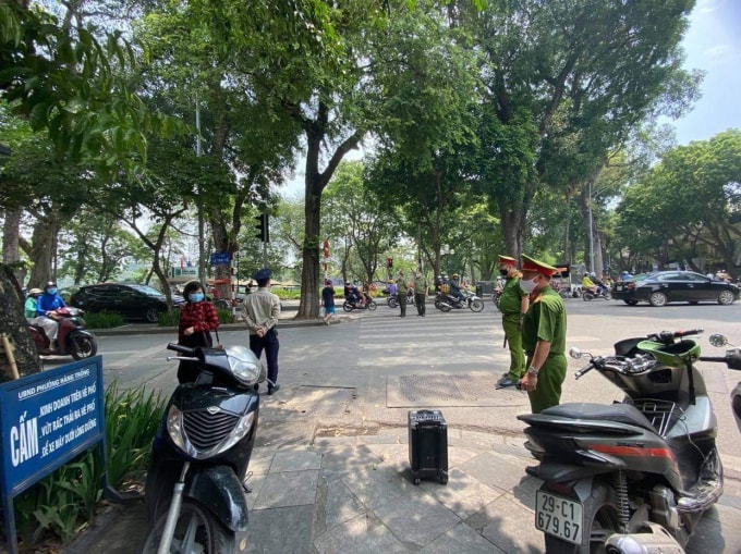 Chốt tại ngã 4 Hàng Khay (ảnh H.Q).