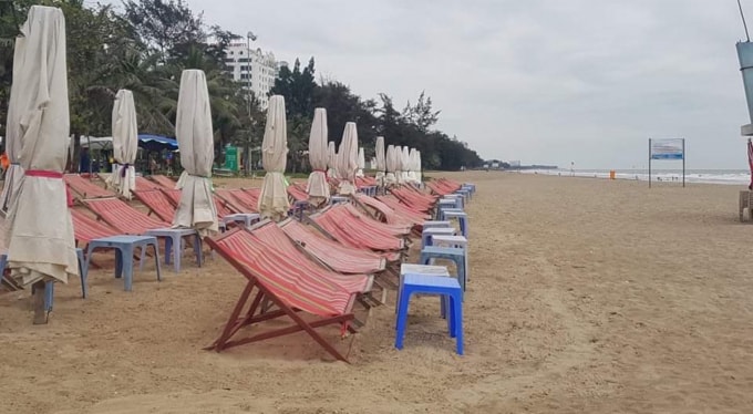 Bãi biển Sầm Sơn vắng khách trong chiều 29/4. Ảnh: QD
