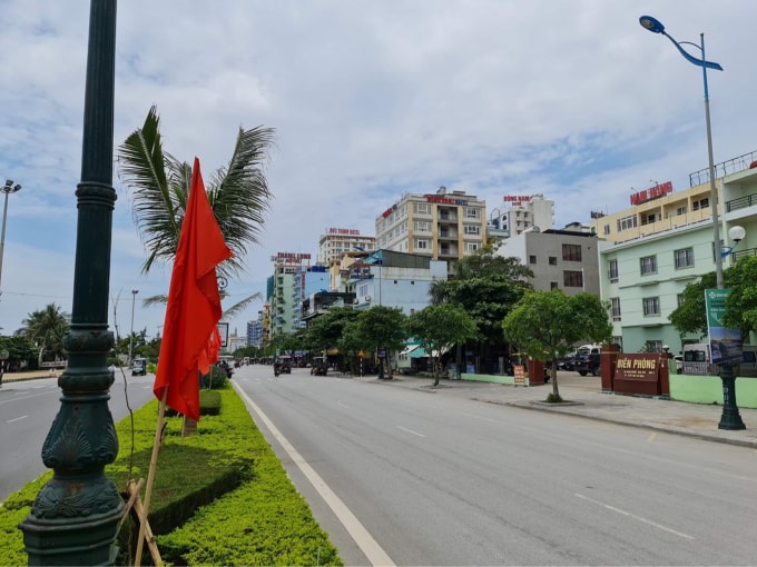 Chiều 30/4, đường phố ở Sầm Sơn không còn sôi động như hình ảnh cách đây 1 tuần. Sáng cùng ngày, Phó Chủ tịch UBND thành phố Sầm Sơn cho biết, theo khảo sát sơ bộ có khoảng hơn 30% khách đã hủy phòng đặt trước. Thực tế, đến chiều 30/4, nhiều khách sạn cho biết 2/3 số lượng khách đã không đến Sầm Sơn như lịch đặt phòng.