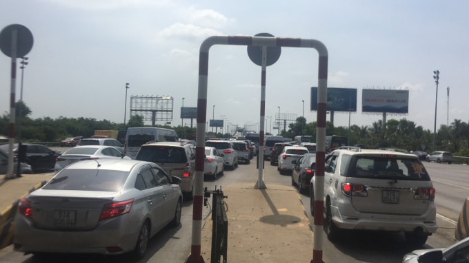 Ùn tắc kéo dài trước trạm thu phí Long Phước.