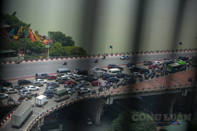 Trước tình hình giao thông những ngày lễ, Cục CSGT cũng đã chỉ đạo lực lượng CSGT thuộc Cục CSGT và CSGT địa phương tập trung xử lý, điều khiển giao thông thông qua hệ thống giám sát tại Trung tâm chỉ huy điều khiển giao thông, kết hợp bố trí lực lượng phân luồng, chỉ huy, điều tiết giao thông tại tất cả các tuyến đường trọng điểm, tiềm ẩn nhiều nguy cơ gây ùn tắc giao thông trên các tuyến cao tốc và trên địa bàn Hà Nội.